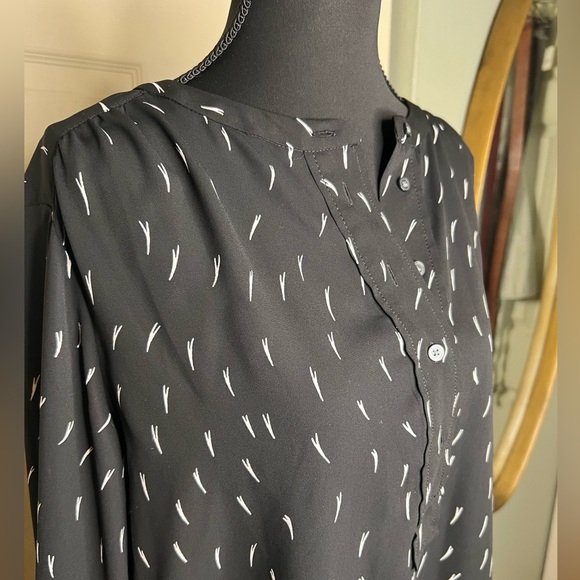 LOFT Abstract Dash Print Split Neck Blouse Small (runs large) - Picture 2 of 5